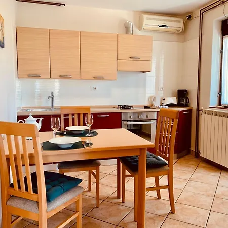 Sunny With Large Balcony By Mihaela Lägenhet