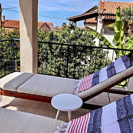 Sunny With Large Balcony By Mihaela Lägenhet