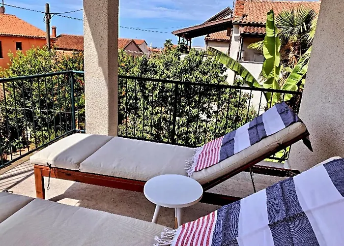 Sunny With Large Balcony By Mihaela Apartment