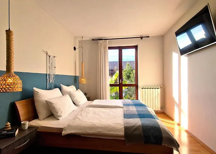 Sunny With Large Balcony By Mihaela Apartment *